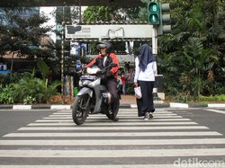 Miris! Pengendara Tetap Ngegas di Pelican Crossing