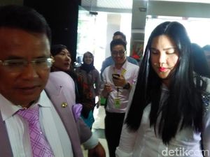 Indung Telurnya Diambil, Selvy Gandeng Hotman Ngadu ke Dinkes DKI Indung Telurnya Diambil, Selvy Gandeng Hotman Ngadu ke Dinkes DKI