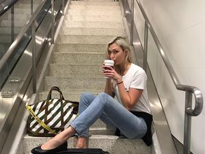 Lihat Gaya Seru Karlie Kloss Saat Ngopi dan Makan Es Krim Favoritnya Lihat Gaya Seru Karlie Kloss Saat Ngopi dan Makan Es Krim Favoritnya