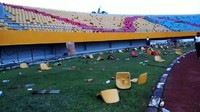 Foto saat kursi-kursi dirusak dan dilempar dari tribun. Pool/IG Jakabaring Sport City.