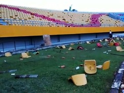 Foto saat kursi-kursi dirusak dan dilempar dari tribun. Pool/IG Jakabaring Sport City.