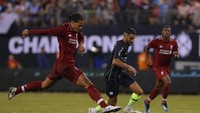 Virgil van Dijk berduel menghadapi Riyad Mahrez. Laga kontra City adalah yang kedua untuk Liverpool di turnamen ICC 2018 setelah kalah 1-3 dari Borussia Dortmund. (Brad Penner-USA TODAY Sports)