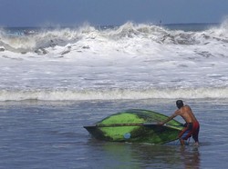 BMKG: Waspada Potensi Gelombang Sangat Tinggi di Samudra Hindia-Laut Natuna