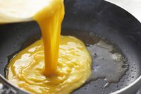 Cukup 10 Menit Bikin Omelet Isi yang Gurih Enak