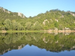 Uniknya Danau Paling Besar di Eropa Selatan