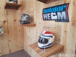Baru Mau Beli Helm, Langsung ke Tokonya Saja untuk Coba Ukuran