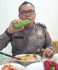 Begini Aksi Polisi yang Tiru Gaya Makan DJ Butterfly