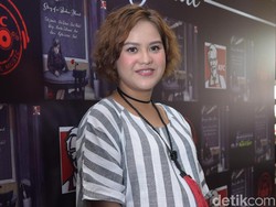 Belum 40 Hari Melahirkan, Mytha Lestari Nonton Konser Bareng Suami
