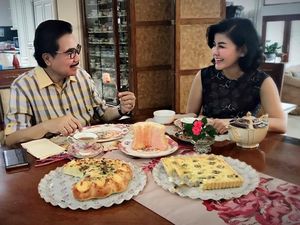 10 Foto Pengacara Hotma Sitompul yang Doyan Makan Karena Istrinya Suka Masak