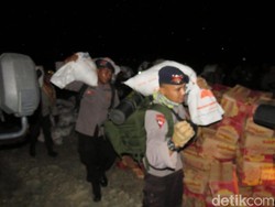 Polisi-Tentara Berjibaku Tangani Bencana Kelaparan di Maluku