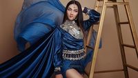 Tampil Bergaun Biru, Ersya Aurelia Pamer Kaki Jenjang