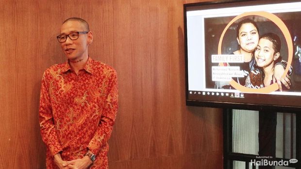Penyerahan Donasi Pelanggan The Body Shop untuk Program Family First Kepada Yayasan Sayangi Tunas Cilik