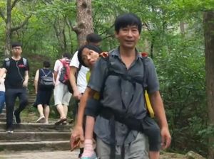 Terharu! Kisah Cinta Suami Gendong Istri Lumpuh untuk Jelajah Dunia