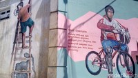 Atlet BMX lokal Solo, Tony Syarifudin, juga tampil di mural ini. (Bayu Ardi Isnanto/detikcom)