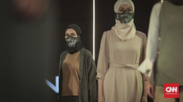 Busana koleksi Andrianna Yariqa dari Singapore 