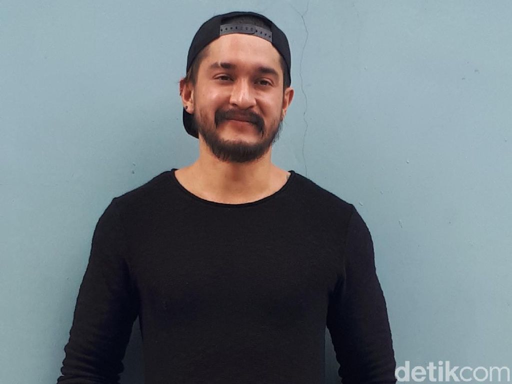 Kemesraan Miller Khan dan Pacar yang Lebih Muda 10 Tahun Kemesraan Miller Khan dan Pacar yang Lebih Muda 10 Tahun