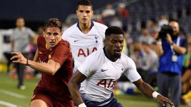 Serge Aurier (kanan) dituduh melakukan penganiayaan terhadap kekasihnya. (