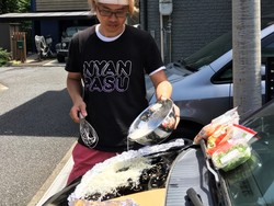 Cuaca Sangat Terik di Jepang, Pria Ini Masak di Kap Mobilnya