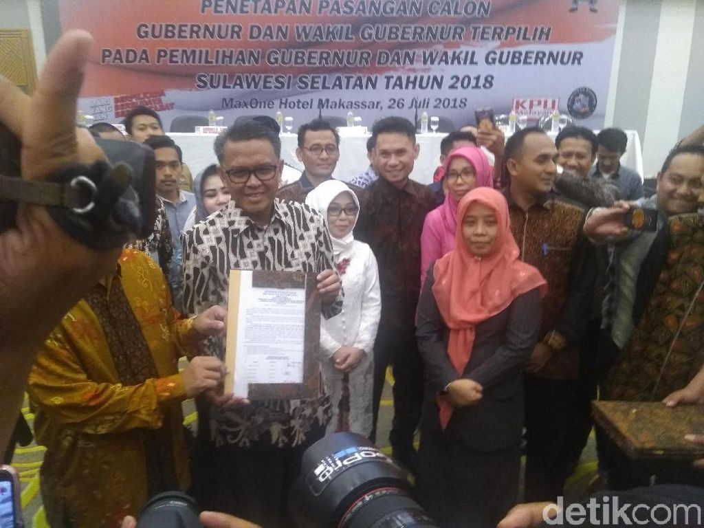 KPU Tetapkan Nurdin Abdullah Menang Pilgub Sulsel KPU Tetapkan Nurdin Abdullah Menang Pilgub Sulsel