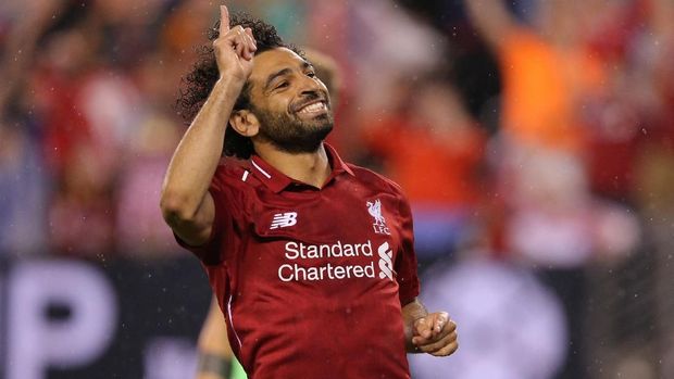 Mohamed Salah tertangkap kamera tengah menyetir sembari menggunakan telepon genggam. (