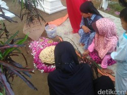 Viral, Makam yang Ditumbuhi Jamur di Jember Terus Didatangi Warga