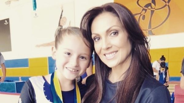 Kebersamaan si Tante Rambut Palsu Nora Salinas dan Putrinya