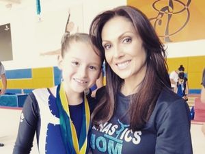 Kebersamaan si Tante Rambut Palsu Nora Salinas dan Putrinya