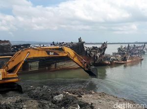 Puing-puing Bekas Kebakaran di Pelabuhan Benoa Dibersihkan Puing-puing Bekas Kebakaran di Pelabuhan Benoa Dibersihkan