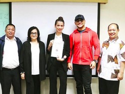 Deddy Corbuzier.... Selamat ya Pacarnya Lulus S2!