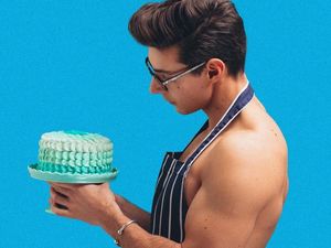 Ini Dia Matt Adlard, Baker yang Doyan Bikin Kue Sambil Pamer Otot Kekar