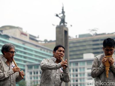Aksi Para Seniman Peru Menari dan Bermusik di Bundaran HI