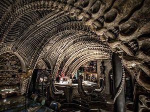 Mau Hangout di Sini? Bar Ini Tempati Bangunan Penuh Tulang Belulang