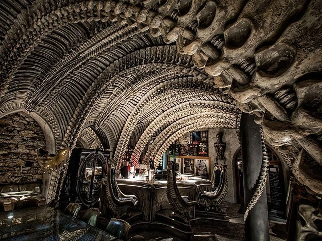 Mau Hangout di Sini? Bar Ini Tempati Bangunan Penuh Tulang Belulang Mau Hangout di Sini? Bar Ini Tempati Bangunan Penuh Tulang Belulang