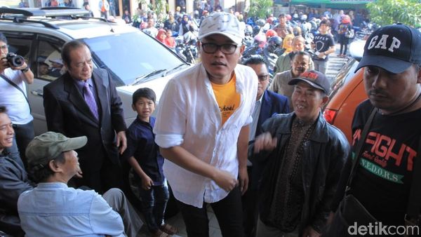 Sule di Sidang Perceraian, Naik Alphard dan Ajang Selfie Warga
