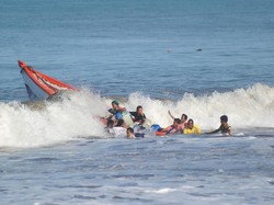 Peringatan Dini Cuaca Ekstrem BMKG Makassar Besok: Waspada Gelombang Tinggi hingga 2.5 Meter