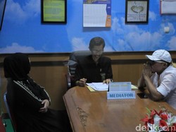 Bertemu Lagi di Sidang Cerai, Lina dan Sule Terlihat Kaku