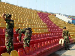 Perbaikan stadion tersebut dilakukan oleh prajurit TNI dari Kodam Sriwijaya dan Dinas PUPR. Raja Adil Siregar/detikcom.