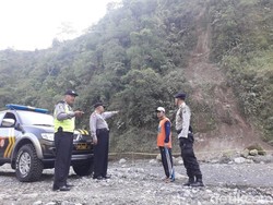 Polisi Pasang Police Line di Lokasi Tebing Longsor di Blitar