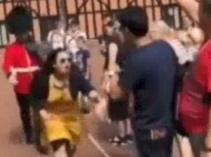 Turis Perempuan Didorong dari Belakang oleh Pengawal Kerajaan Inggris