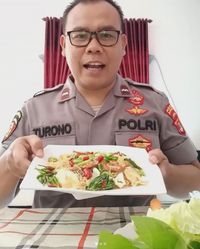 Begini Aksi Polisi yang Tiru Gaya Makan DJ Butterfly