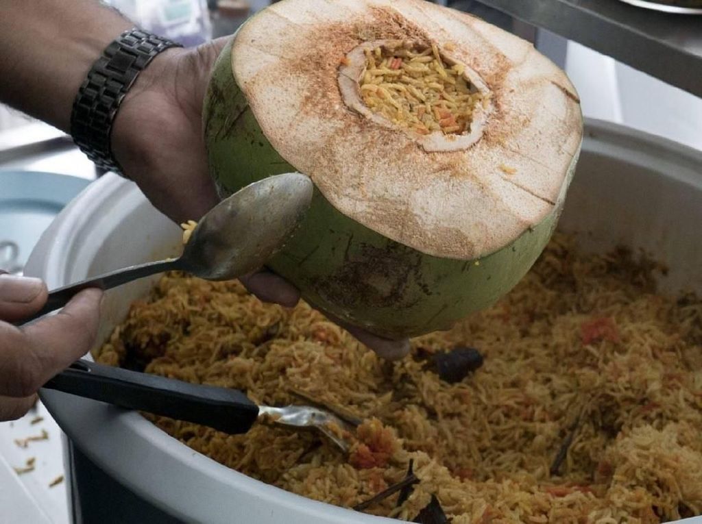 Sensasi Baru, Makan Nasi Briyani yang Dikukus dalam Batok Kelapa Segar!