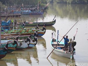 Gelombang Tinggi di Laut Jawa, Nelayan di Sidoarjo Nekat Melaut Gelombang Tinggi di Laut Jawa, Nelayan di Sidoarjo Nekat Melaut