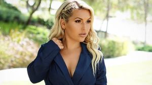 Elena Gant, Wanita Kerdil Paling Seksi dan Cantik di Dunia