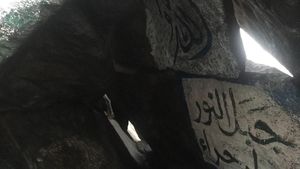 Potret Gua Hira di Balik Terjalnya Jabal Nur