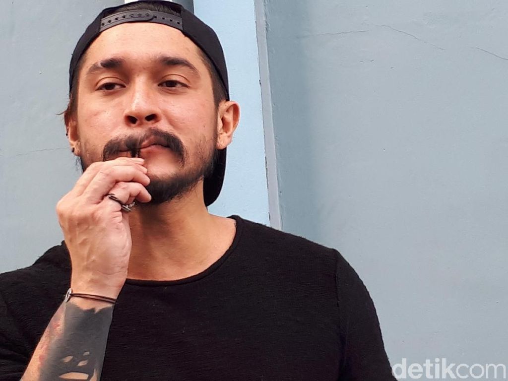 Miller Khan Belajar Nyanyi 2 Bulan Demi Debut di Drama Musikal Miller Khan Belajar Nyanyi 2 Bulan Demi Debut di Drama Musikal