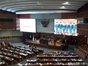 DPR Tetapkan Kakak Ganjar Pranowo Jadi Hakim Agung DPR Tetapkan Kakak Ganjar Pranowo Jadi Hakim Agung