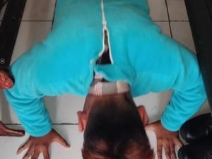 Lecehkan Wanita, Badut Smurf Bandung Dihukum Push Up Lecehkan Wanita, Badut Smurf Bandung Dihukum Push Up