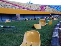Untuk diketahui, sebanyak 373 kursi di Stadion Gelora Sriwijaya dirusak oleh suporter saat Sriwijaya FC menjamu Arema FC di Liga 1 2018, Sabtu (21/7). Suporter merusak kursi dan melempar ke lapangan karena kecewa terhadap managemen Laskar Wong Kitoyang menelan pil pahit di kandang sendiri dengan skor 0-3. Pool/IG Jakabaring Sport City.