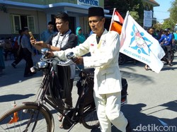 Salut, Bapak ini Naik Sepeda Cilacap-Ponorogo Demi Wisuda Putrinya
