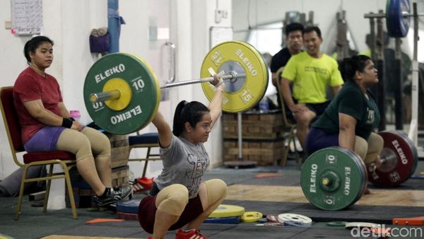 Latihan Ekstra Atlet Angkat Besi Jelang Asian Games 2018